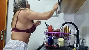 Empregada doméstica milf comete adultério com patrão novinho