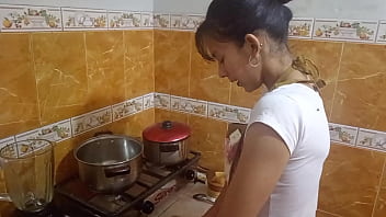 ¡me encanta el plátano como y como sin parar un plátano maduro de mi marido en la cocina ¡lo que a mi me gustaría es un platanito bien grande