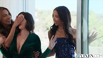 Vixen gorgeous babes share stiff cock in foursome