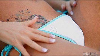 Incredibly hot bikini clad blonde rubs herself to orgasm outside