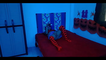 Una historia de terror el hombre de blanco video porno de terror con temática de halloween chupa una gran polla y termina follando