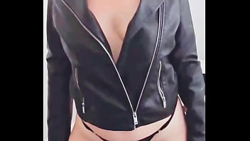 Bonjour mes loulousha oui j'adore le cuir et l effet que sa fait sur moi