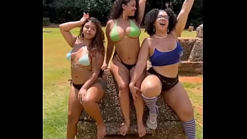 Dia no parque tomando sol com as amigas ️