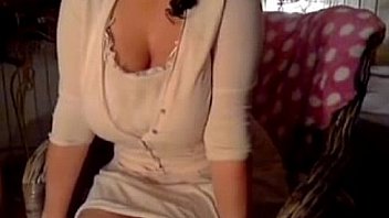 Amateur bbw posing her butt front the webcam