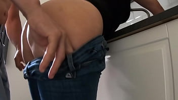 Lega a casa del trabajo y encuentra a la madrastra lavando los platos en la cocina rapidito por detrás con una gran corrida