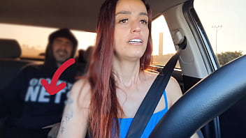 Safada motorista de app pega passageiro pervertido se masturbando por trás e o ajuda a se masturbar e fode com ele no banco de trás