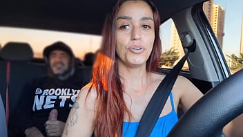 Safada motorista de app pega passageiro pervertido se masturbando por trás e o ajuda a se masturbar e fode com ele no banco de trás