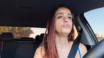 Safada motorista de app pega passageiro pervertido se masturbando por trás e o ajuda a se masturbar e fode com ele no banco de trás