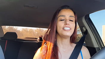 Safada motorista de app pega passageiro pervertido se masturbando por trás e o ajuda a se masturbar e fode com ele no banco de trás