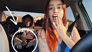 Safada motorista de app pega passageiro pervertido se masturbando por trás e o ajuda a se masturbar e fode com ele no banco de trás