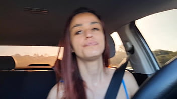 Safada motorista de app pega passageiro pervertido se masturbando por trás e o ajuda a se masturbar e fode com ele no banco de trás