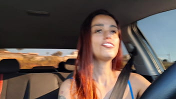 Safada motorista de app pega passageiro pervertido se masturbando por trás e o ajuda a se masturbar e fode com ele no banco de trás