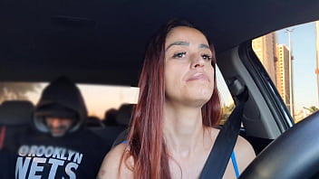 Safada motorista de app pega passageiro pervertido se masturbando por trás e o ajuda a se masturbar e fode com ele no banco de trás