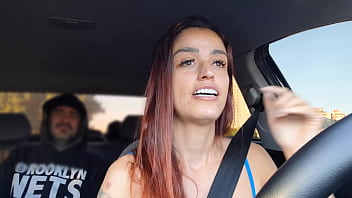 Safada motorista de app pega passageiro pervertido se masturbando por trás e o ajuda a se masturbar e fode com ele no banco de trás