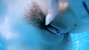 Pelirroja desnuda en el agua