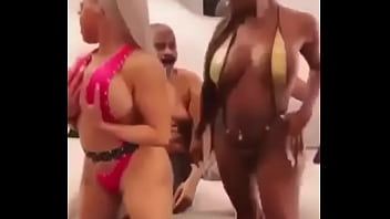 Idoso tem infarto após ver negra nua