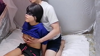 テントの中で巨乳美女と着衣プレイ。愛撫して、手マンで絶頂させる home made amateur 個人撮影 kawasaki jk