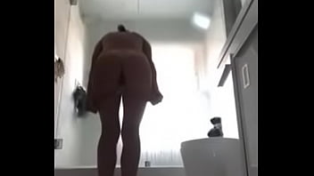 Mi mujer lola a la ducha sacándose la tanguita