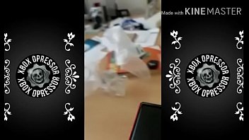 Fone gostoso saindo da jaula e embrazando na live