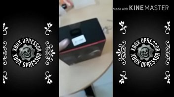 Fone gostoso saindo da jaula e embrazando na live