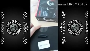 Fone gostoso saindo da jaula e embrazando na live