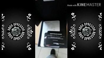 Fone gostoso saindo da jaula e embrazando na live