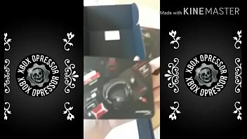 Fone gostoso saindo da jaula e embrazando na live