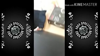 Fone gostoso saindo da jaula e embrazando na live