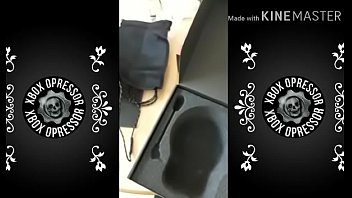 Fone gostoso saindo da jaula e embrazando na live