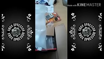 Fone gostoso saindo da jaula e embrazando na live