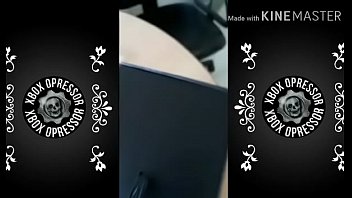 Fone gostoso saindo da jaula e embrazando na live