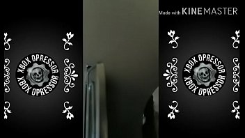 Fone gostoso saindo da jaula e embrazando na live