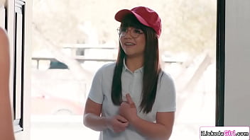 Mochi monda delivered the last parcel for the lynn and mochi monda invites her to have strip her naked then lick her shaved pussy