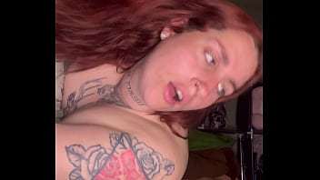 Una rica chupada le doy a mi amigo y me termino cojiendo en cuatro hasta venirme