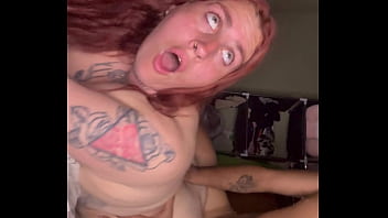 Una rica chupada le doy a mi amigo y me termino cojiendo en cuatro hasta venirme