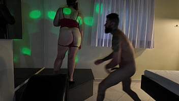 Milf safada dançou no poli dance e depois levou pau do jovem barbado