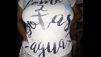 Chichonas debajo de la blusa de la esposa caliente Chichonas debajo de la blusa de la esposa caliente