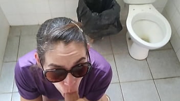 Sexo com estranho em banheiro público masculino quase fomos pegos e isso me deixou com mais tesão ainda