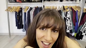 Imagine que tu es allongé sur le lit je me pose entre tes jambes et je commence à toucher ton pénis je te lè