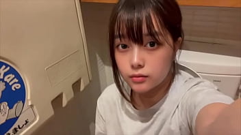 隣の部屋でト◯レしてる人がいるのに壁越しに激しくオナニーしてイキまくりました…