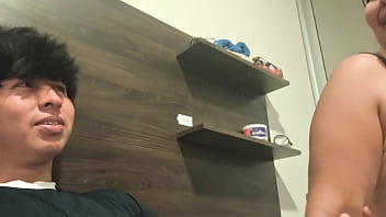 Madre soltera se enfada porque no le di su leche caliente para que se lo trague es toda una puta