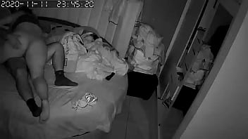 Mi mujer cachonda en nuestra cama circular