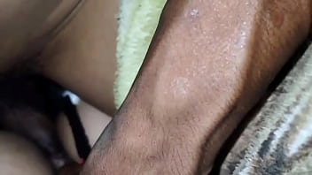 Le muevo aun lado la tanga y me la follo