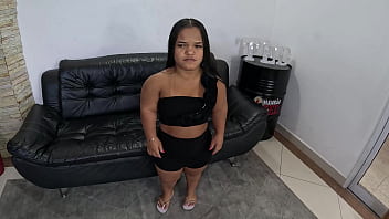 A primeira vez da anãzinha baixinha bundudinha e ela resolveu fazer seu primeiro anal