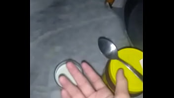 Stoso esfregando a colher dentro do buraco do copo após a bela siririca nervosa em hd e gostoso