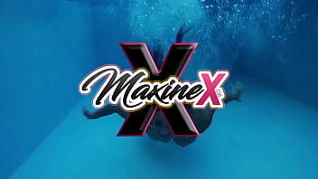 Maxine makes herself squirt really hard during solo performance