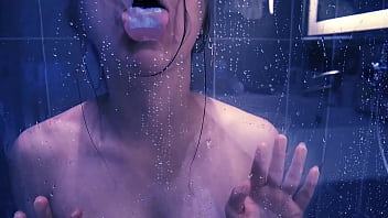 Masturbation sous la douche – purple rain