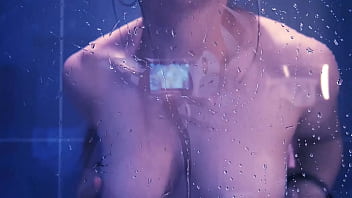 Masturbation sous la douche – purple rain