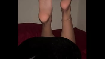 Hijab arab foot whore rubs her filthy soles for muslim foot freaks begging to be used