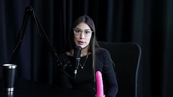 Gostosa mostra como se faz um bom boquete beija a loira e mostra os lindos peitos melina khalifa watch sheer red